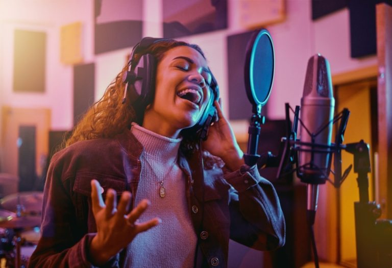 The Art of Online Voice Lessons: Transforming Your Singing Journey