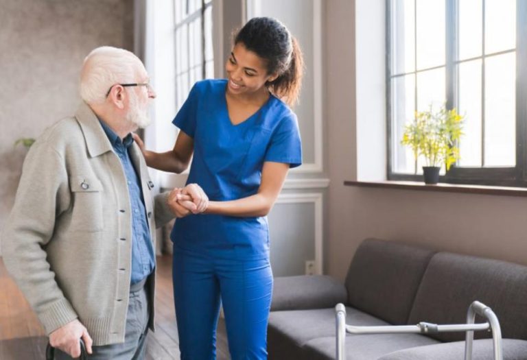 How Memory Care Facilities Address Daily Challenges Faced by Seniors