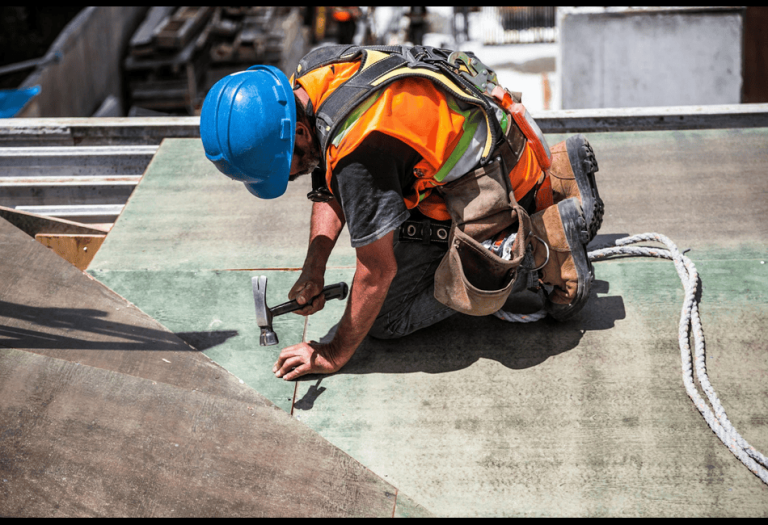 Guardrail Systems vs Personal Fall Arrest Systems – Which is Best?
